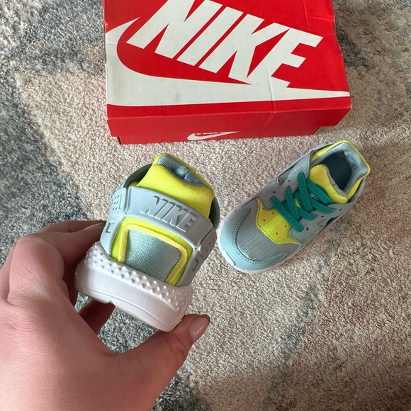 NWB Nike Huarache Sneakers 7c - Picture 12 of 12